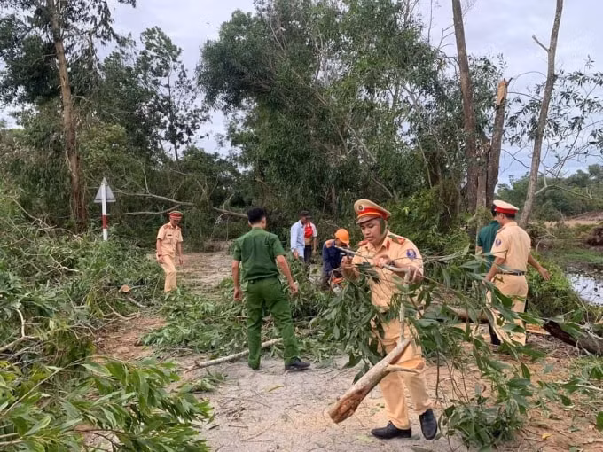 Lực lượng công an huyện Phong Điền khắc phục sự cố sau bão số 5.