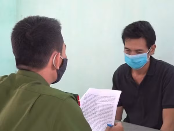 Bùi Minh Duẩn tại cơ quan công an