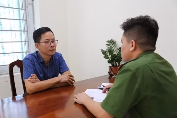 Ông Nguyễn Mạnh Toàn tại cơ quan điều tra. Ảnh: Công an Vĩnh Phúc