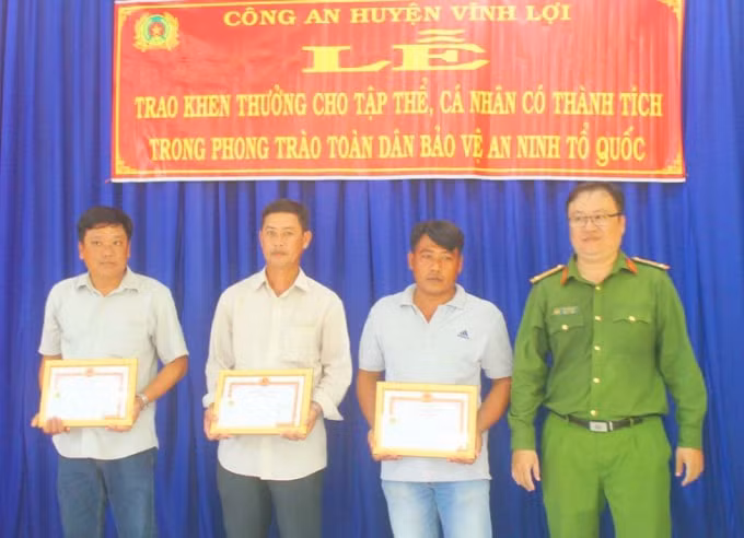 Giám đốc Công an tỉnh Bạc Liêu khen thưởng đột xuất cho 3 nông dân dũng cảm bắt cướp. (Ảnh: Trần Thanh Phong)