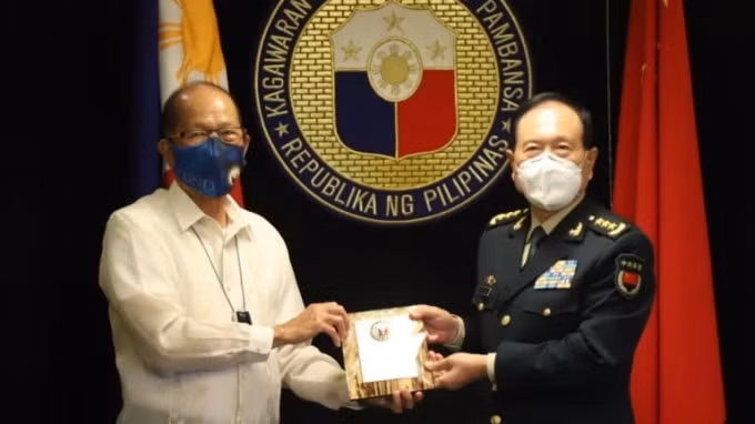 Bộ trưởng Quốc phòng Trung Quốc (phải) và người đồng cấp Philippines đã gặp nhau, bàn bạc về các vấn đề Biển Đông - Ảnh: Reuters