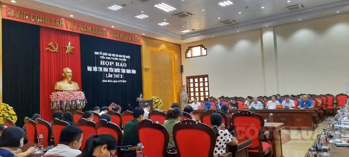Quang cảnh cuộc họp.