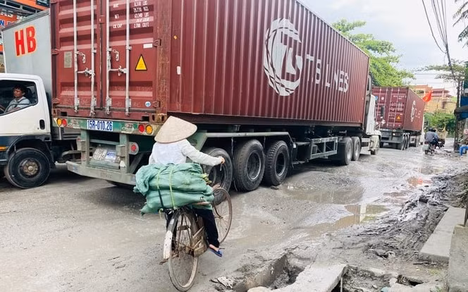 Phố Keo (xã Kim Sơn, huyện Gia Lâm) xuống cấp nghiêm trọng do mỗi ngày phải 