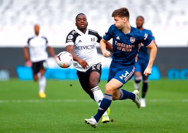 Cầu thủ Kebano (trái) lao theo tranh bóng với Tierney. Ảnh: internet.