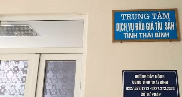 Bà Nguyễn Thị Ngấn, cán bộ Trung tâm dịch vụ đấu giá tài sản tỉnh Thái Bình (thuộc Sở Tư pháp Thái Bình), vừa bị Công an tỉnh Thái Bình bắt giữ để điều tra về tội tham ô tài sản. Ảnh: internet.