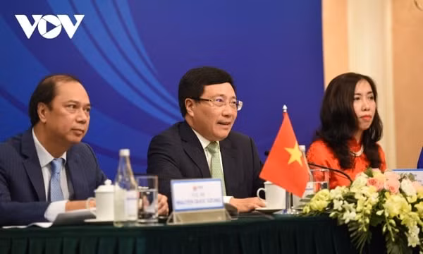 Phó Thủ tướng Phạm Bình Minh chủ trì họp báo quốc tế thông báo kết quả AMM 53 và các hội nghị liên quan. Ảnh: VOV