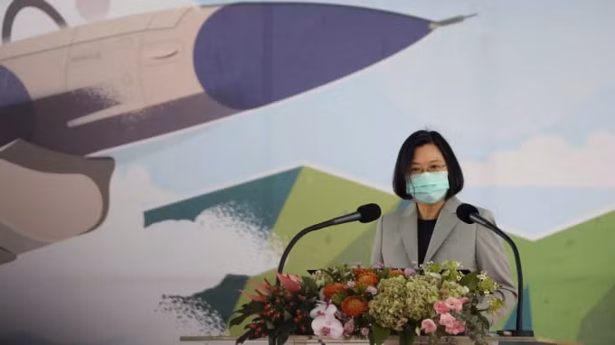 Lãnh đạo Đài Loan Thái Anh Văn dự lễ khánh thành trung tâm bảo dưỡng máy bay chiến đấu F-16 ở Đài Trung. Cơ sở này là một phần của liên minh chiến lược giữa nhà sản xuất máy bay Đài Loan Aerospace Industrial Development Corporation, AIDC và nhà thầu quốc phòng Lockheed Martin của Mỹ. Ảnh: Reuters
