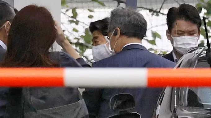 Thủ tướng Nhật Bản Shinzo Abe (đứng giữa) vào một bệnh viện ở Tokyo vào ngày 12 tháng 9. Ảnh: Kyodo