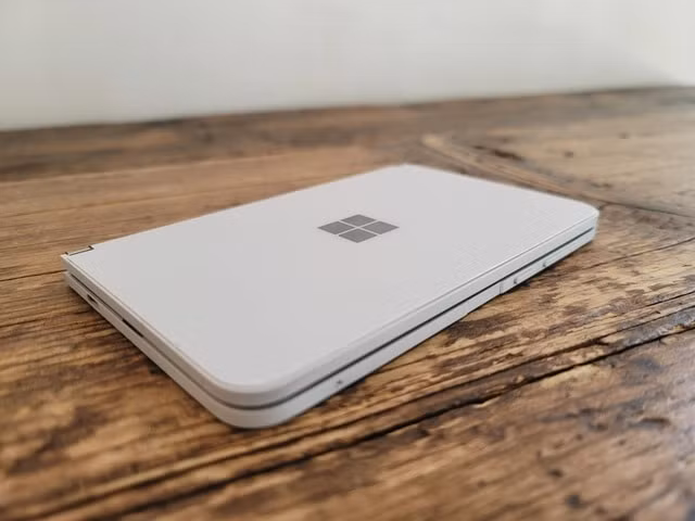Microsoft Surface Duo. Ảnh: TechCrunch