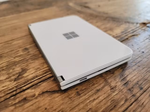 Microsoft Surface Duo. Ảnh: TechCrunch