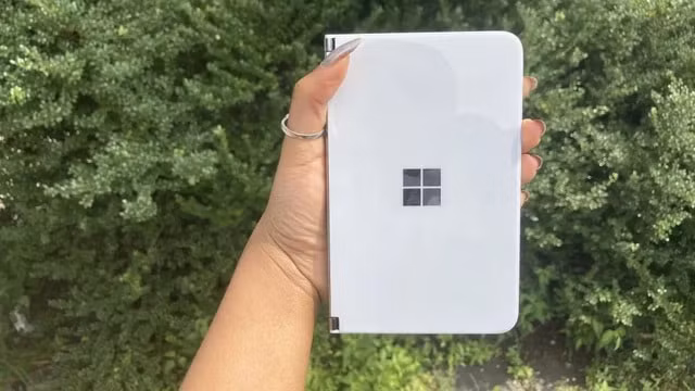 Microsoft Surface Duo. Ảnh: TechCrunch