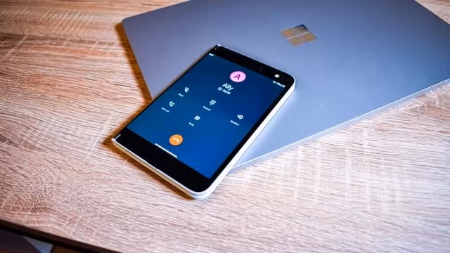 Microsoft Surface Duo. Ảnh: TechCrunch