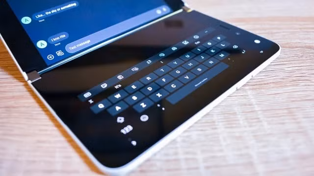 Microsoft Surface Duo. Ảnh: TechCrunch