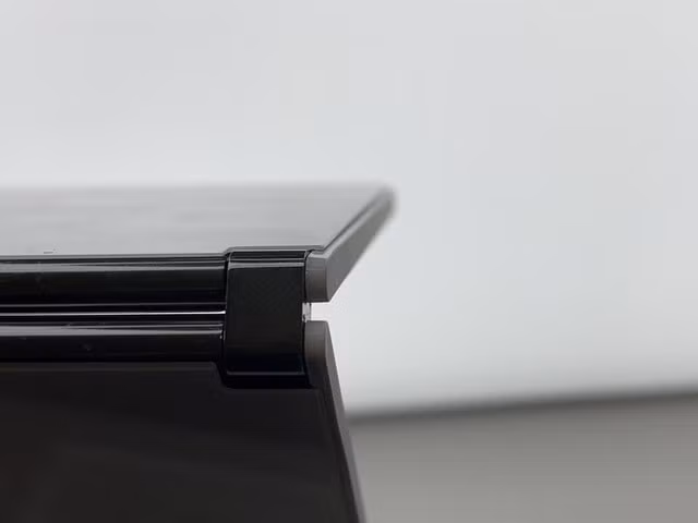 Microsoft Surface Duo. Ảnh: TechCrunch