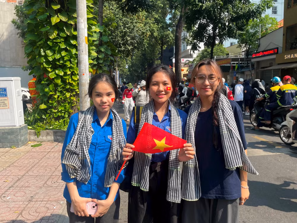 Nhóm bạn tr
