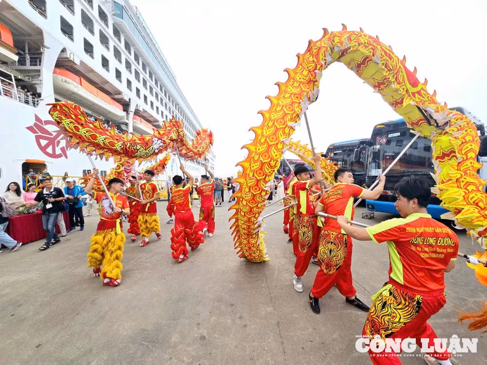 anh-1-tau-du-lichh-nhat-ban-den-ha-long.jpg