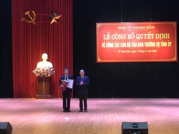 Ông Trịnh Văn Chiến, Uỷ viên Trung ương Đảng, Bí thư Tỉnh uỷ trao QĐ của BTV Tỉnh uỷ chuẩn y kết quả bầu ông Lê Anh Xuân giữ chức Bí thư Thành uỷ TP Thanh Hoá