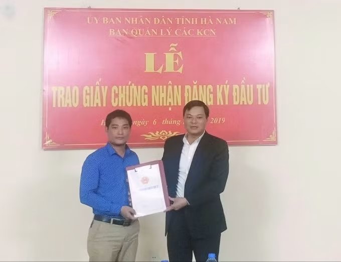 Đồng chí Trần Văn Kiên – Trưởng ban Quản lý các Khu công nghiệp tỉnh trao Giấy chứng nhận đăng ký đầu tư cho Nhà đầu tư.