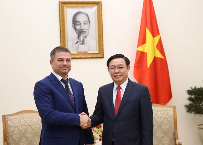 Phó Thủ tướng Vương Đình Huệ tiếp ông Gediminas Ziemlis, Chủ tịch Tập đoàn Avia Solutions Group (ASG). Ảnh: VGP