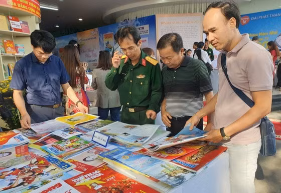 Hội báo thu hút đông đảo nhân dân tham quan. Ảnh: sggp.rog.vn