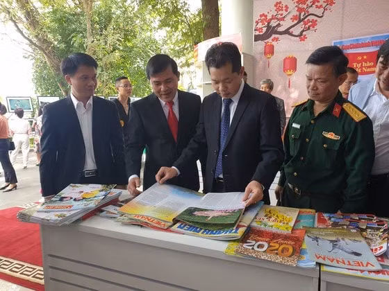 Ông Nguyễn Văn Quảng, Phó Bí thư Thường trực Thành Ủy Đà Nẵng tham quan gian trưng bày Hội Báo Xuân Canh Tý 2020 Đà Nẵng. Ảnh: sggp.org.vn