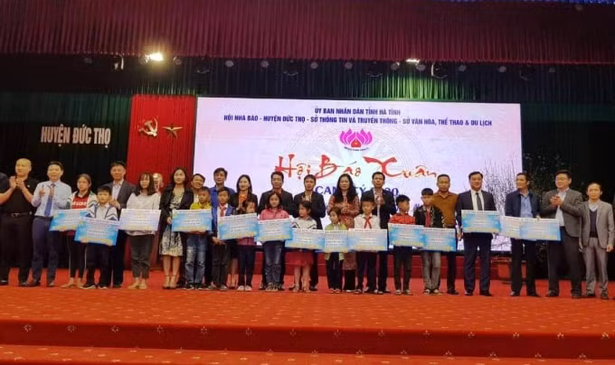 Nhiều phần quà được trao cho học sinh nghèo vượt khó học giỏi tại Hội báo xuân