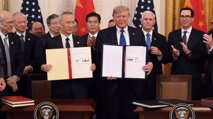 Tổng thống Mỹ Donald Trump và Phó Thủ tướng Trung Quốc Lưu Hạc trong lễ ký kết. Ảnh: ABC