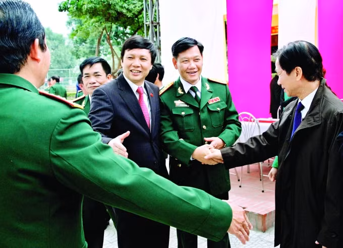 Nhà báo Hồ Quang Lợi- Phó Chủ tịch Thường trực HNBVN thăm Sư đoàn 312- đơn vị kết nghĩa với Hội nhà báo Việt Nam- nhân dịp kỷ niệm ngày thành lập QĐND Việt Nam.