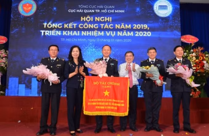 Cục Hải quan TP.HCM nhận cờ thi đưa của Bộ Tài chính