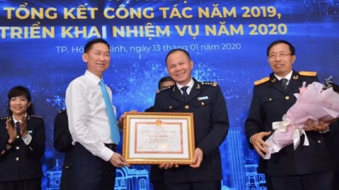 Phó Chủ tịch UBND TP.HCM Trần Vĩnh Tuyến trao bằng khen của UBND TP.HCM cho Cục trưởng Đinh Ngọc Thắng