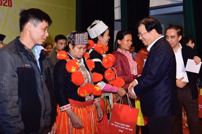 Phó Thủ tướng Trịnh Đình Dũng tặng quà Tết tại Tuyên Quang. Ảnh: VGP