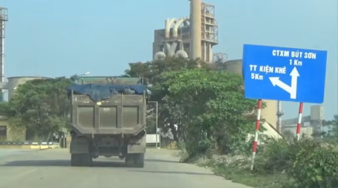 Điểm đến của những chiếc xe là nhà máy Xi măng Bút Sơn có địa chỉ tại xã Thanh Sơn, huyện Kim Bảng cách Trung tâm điều trị nghiện ma tuý khoảng chừng gần 10km.