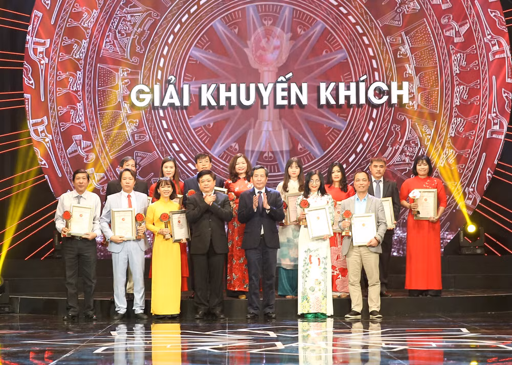 Tác giả và nhóm tác giả đoạt Giải Khuyến khích. Ảnh: Sơn Hải
