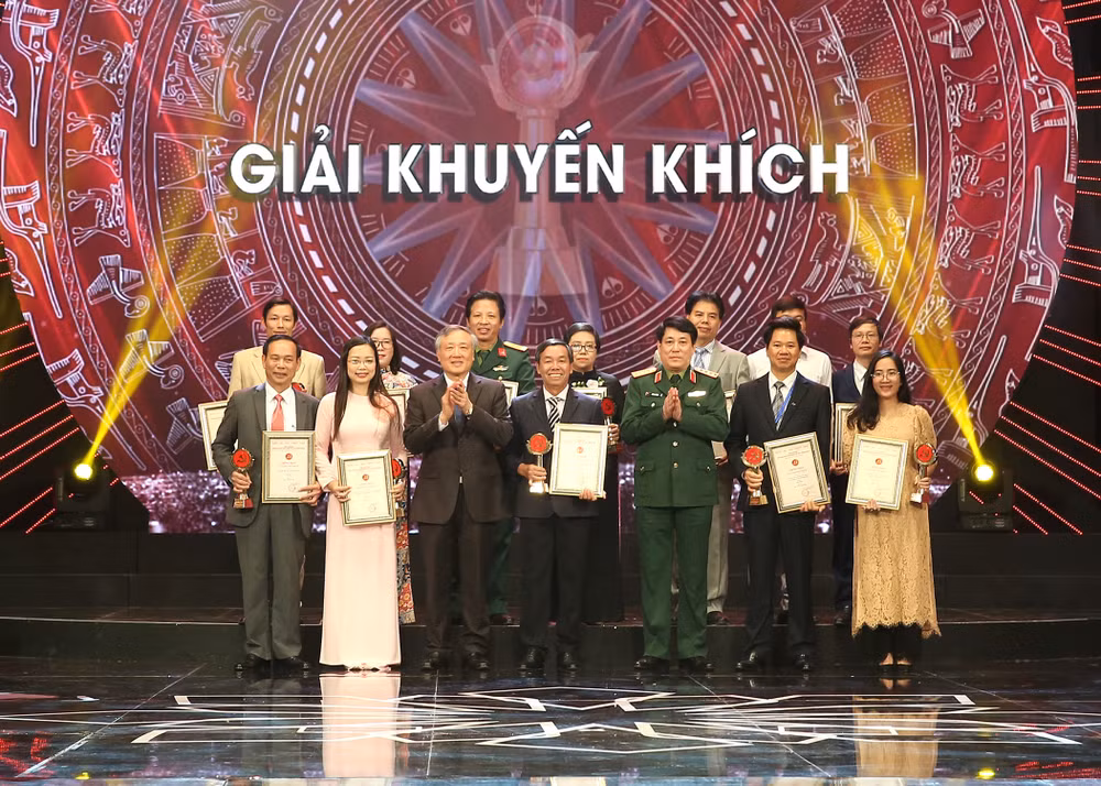 Tác giả và nhóm tác giả đoạt Giải Khuyến khích. Ảnh: Sơn Hải