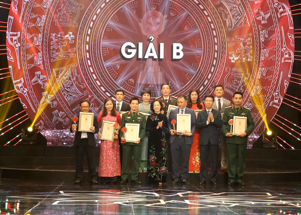 Tác giả và nhóm tác giả đoạt Giải B. Ảnh: Sơn Hải