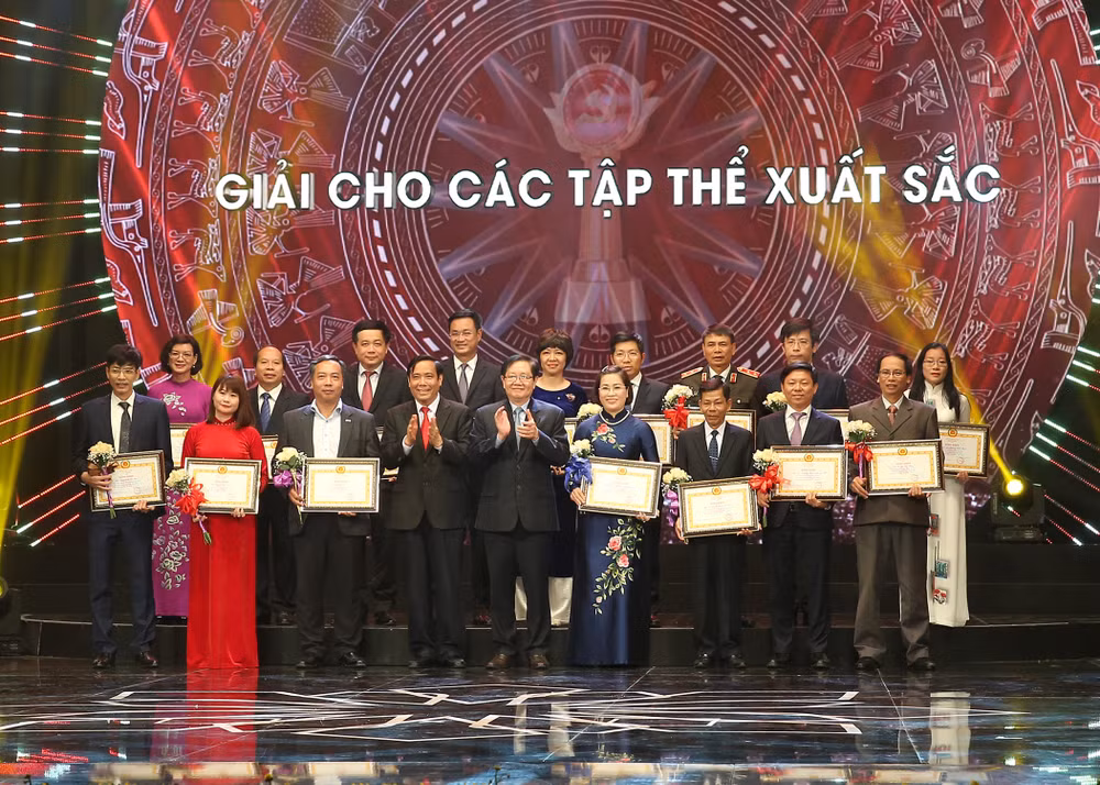 Trao giải cho các tập thể xuất sắc. Ảnh: Sơn Hải