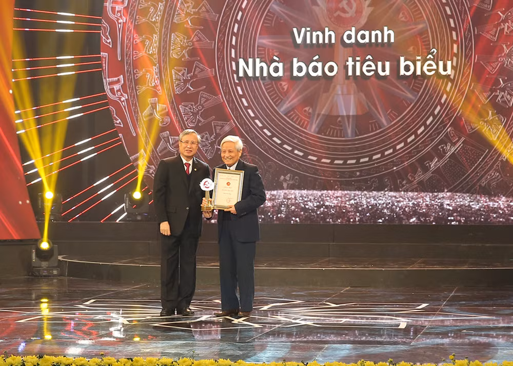 Ủy viên Bộ Chính trị, Thường trực Ban Bí thư Trần Quốc Vượng trao giải Vinh danh Nhà báo tiêu biểu cho nhà báo lão thành Hà Đăng. Ảnh: Sơn Hải