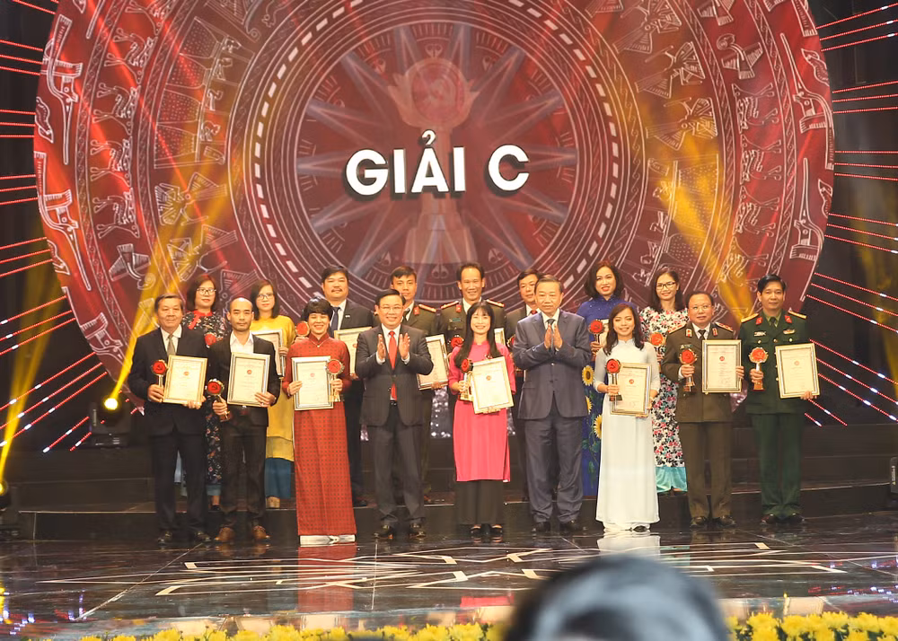 Tác giả và nhóm tác giả đoạt Giải C. Ảnh: Sơn Hải