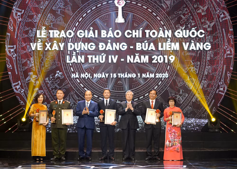 Tác giả và nhóm tác giả đoạt Giải A. Ảnh: Sơn Hải