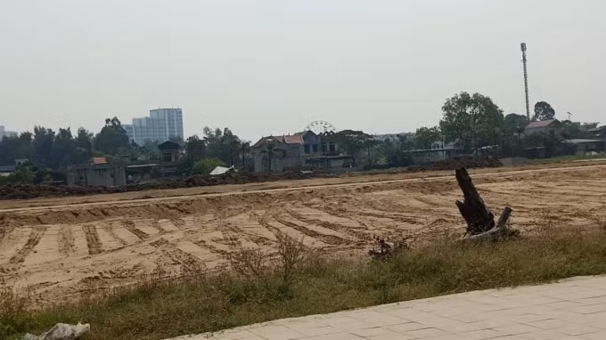 Nhiều thông tin cho rằng có hiện tượng dàn xếp để thông thầu 30 lô đất biệt thự, tuy nhiên lãnh đạo TP Sầm Sơn đã bác bỏ thông tin trên