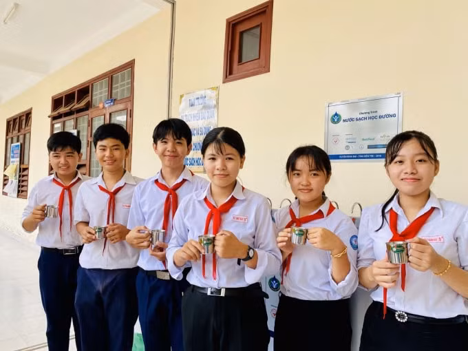 Các em học sinh vui mừng khi có được nguồn nước uống sạch đạt chuẩn.