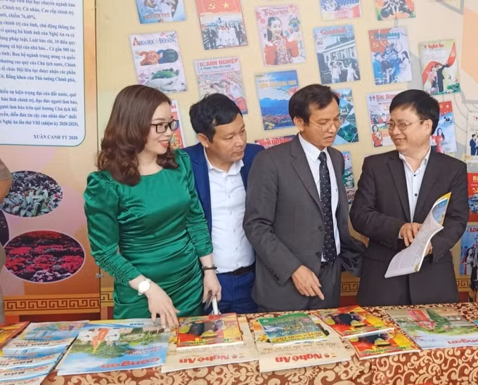Các đại biểu tham quan các gian trưng bày giới thiệu các ấn phẩm của báo chí