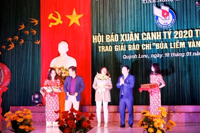 Trao giải “Búa liềm vàng” cấp tỉnh cho các tác phẩm xuất sắc
