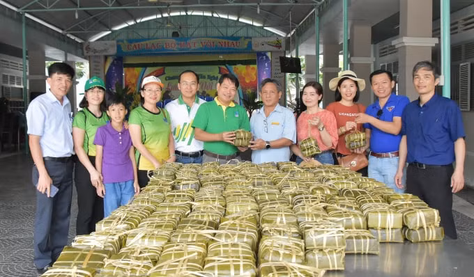 Trao quà Tết tại TT Bảo trợ xã hội Chánh Phú Hòa, tỉnh Bình Dương.