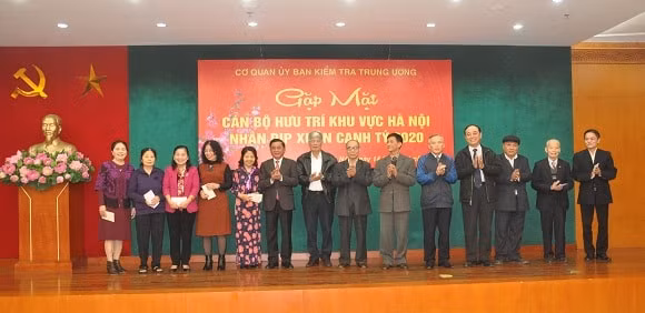 Đồng chí Trần Cẩm Tú tặng quà mừng thọ cho các cán bộ Cơ quan UBKT Trung ương đã nghỉ hưu