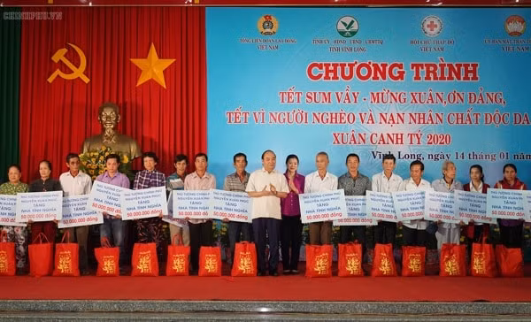 Thủ tướng Nguyễn Xuân Phúc tặng 100 ngôi nhà cho người nghèo. Ảnh: VGP