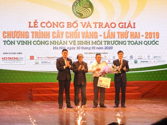 Giải thưởng Kim cương trong chương trình “Cây chổi vàng” lần thứ 2 – 2019 đã trao cho ông Hứa Minh Tuấn đến từ Chi nhánh Môi trường đô thị Sài Gòn thuộc Công ty TNHH 1 thành viên Môi trường đô thị TP HCM. Ảnh Hà Long.