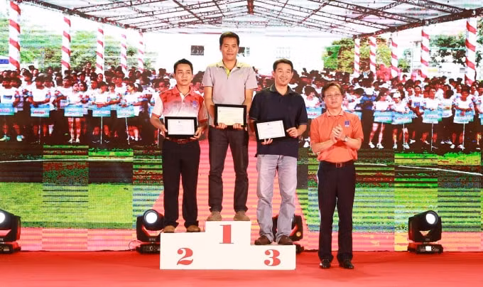 Ông Bùi Minh Tiến - Tổng Giám đốc BSR trao giải cho các nam VĐV đạt thành tích cao ở cự ly 10km.