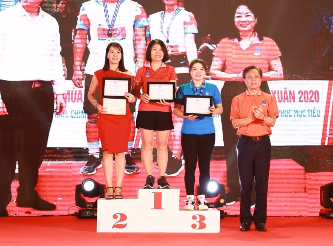 Trao giải cho các nữ VĐV đạt thành tích cao ở cự ly 10km.