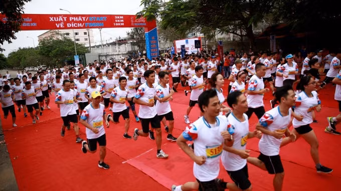 Các VĐV của Giải chạy Việt dã mùa xuân 2020 xuất phát.